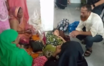 টাকার জন্য স্ত্রীর শরীরে ফুটন্ত ভাত ঢেলে দিলো স্বামী

