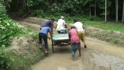 রাস্তার কাজ ফেলে উধাও ঠিকাদার, ভোগান্তিতে ১০ গ্রামের মানুষ 