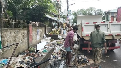 বাংলা এডিশনে সংবাদ প্রকাশের পরই বাঁশখালী পৌরসভার ময়লা অপসারণে ইউএনও’র জরুরি পদক্ষেপ

