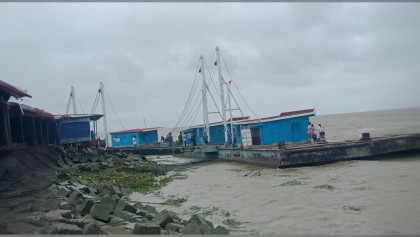 বৈরি আবহাওয়ায় ভোলার দুই নৌরুটে চলাচল বন্ধ, চরম ভোগান্তিতে যাত্রীরা
