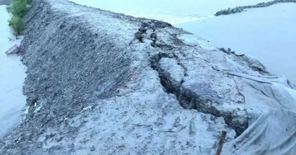 সাতক্ষীরায় কপোতাক্ষ নদের বেড়িবাঁধে ফাটল, লোকালয়ে ঢুকছে পানি