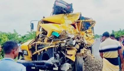 নওগাঁয় দুই ট্রাকের সংঘর্ষে হেলপার নিহত