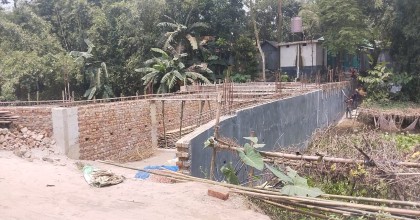 সিঙ্গাইরে সরকারি খাল দখল করে স্থায়ী ভবন নির্মাণের অভিযোগ

