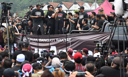 মালয়েশিয়ায় আনোয়ারের পদত্যাগ দাবিতে বিক্ষোভ, শতবর্ষী মাহাথিরের অংশগ্রহণ

