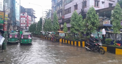 টানা বৃষ্টিতে চট্টগ্রাম নগরে জলাবদ্ধতা, তীব্র যানজটে বেড়েছে দুর্ভোগ