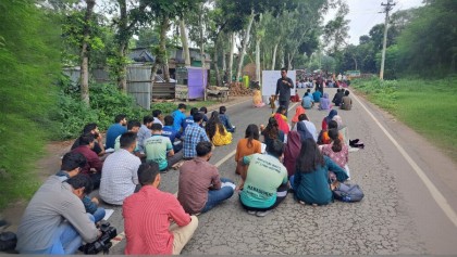 ক্যাম্পাস চেয়ে মহাসড়কে ক্লাস, আন্দোলনে রবীন্দ্র বিশ্ববিদ্যালয়ের শিক্ষার্থীরা