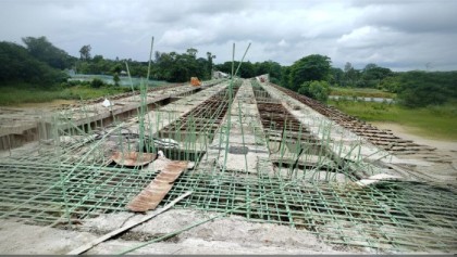 সেতু নয়, এখনও নৌকাই ভরসা: পাঁচ বছরেও শেষ হয়নি নির্মাণকাজ