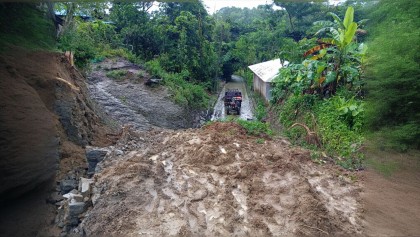 পাহাড় ধসে বিচ্ছিন্ন বান্দরবানের লামা সড়ক যোগাযোগ