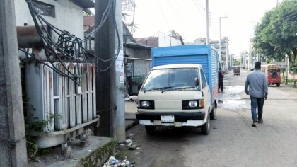 কুমিল্লায় বিদ্যুৎ বিভাগের উদাসীনতায় ফুটপাতে ঝুঁকিপূর্ণ ট্রান্সফরমার
