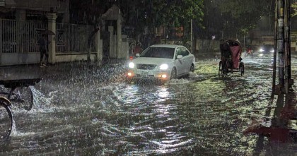 অবিরাম বৃষ্টিতে থমকে গেছে রাজধানীর জনজীবন