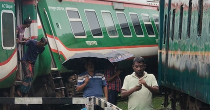 দুই ট্রেনের মুখোমুখি সংঘর্ষে লালমনিরহাট-বুড়িমারী রেল চলাচল বন্ধ

