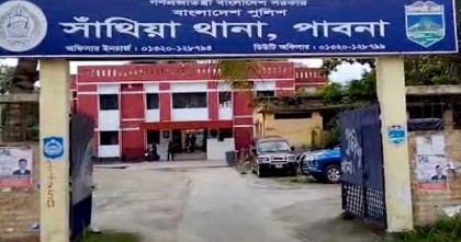 পাবনায় ব্যবসায়ীর কাছে চাঁদা দাবিকালে আটক ২