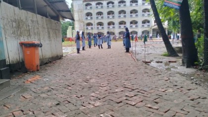 বাঁশখালীতে ডিসি'র আগমনে স্কুল মাঠে রাতারাতি সড়ক নির্মাণ