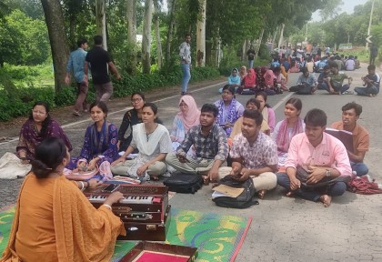 রবীন্দ্র বিশ্ববিদ্যালয়ের শিক্ষার্থীদের গানে গানে ক্লাস: স্থায়ী ক্যাম্পাস দাবিতে পঞ্চম দিনের আন্দোলন