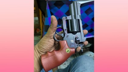 সাঁথিয়ায় খেলনা পিস্তল দিয়ে ডাকাতির চেষ্টা, জনতার হাতে ধরা ২ যুবক

