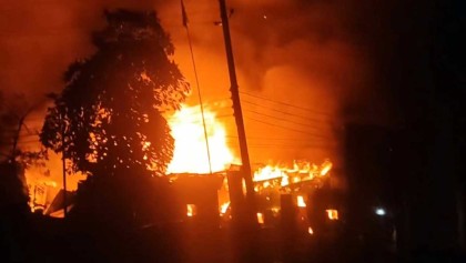 ফতুল্লায় আগুনে পুড়ল ২০ বসতঘর