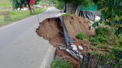 টানা বর্ষণে নাইক্ষ্যংছড়ি সীমান্ত সড়কে ভয়াবহ ভাঙন, যোগাযোগ বিচ্ছিন্নের আশঙ্কা

