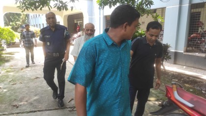 চাঁপাইনবাবগঞ্জে আদালত প্রাঙ্গণে ছাত্রদল নেতাকর্মীদের ওপর পুলিশি হামলা অভিযোগ