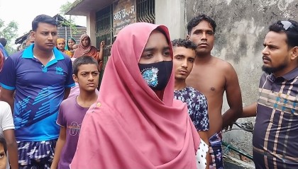 স্ত্রীর দাবিতে সেনা সদস্যের বাড়ির সামনে নার্সের অনশন