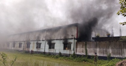 সিংগাইরে ব্যাগ ফ্যাক্টরিতে অগ্নিকাণ্ডে প্রায় ৬৫ কোটি টাকার ক্ষয়ক্ষতি

