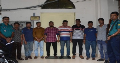 রাজধানীতে দুর্ধর্ষ ডাকাতি: র‍্যাবের ইউনিফর্ম, খেলনা পিস্তলসহ সংঘবদ্ধ চক্রের ৮ সদস্য গ্রেপ্তার