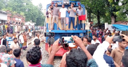 চুয়াডাঙ্গায় রেললাইন অবরোধ করে বিক্ষোভ, খুলনাগামী ট্রেন চলাচল বন্ধ