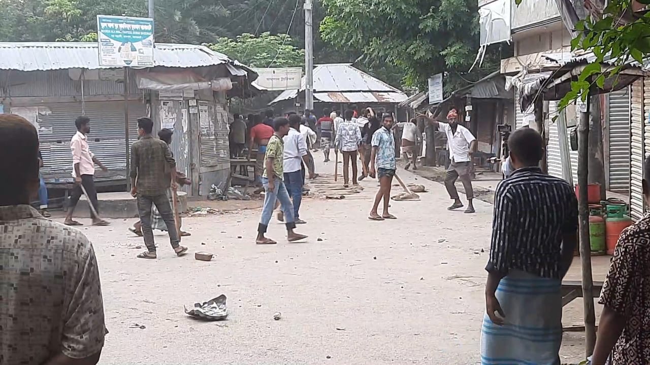 বাগেরহাটে বিএনপির দুই পক্ষের সংঘর্ষ, সভাপতি প্রার্থীসহ আহত অন্তত ৪০