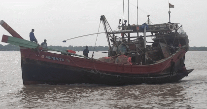 অবৈধ অনুপ্রবেশের দায়ে ভারতীয় ট্রলারসহ ১৪ জেলে আটক