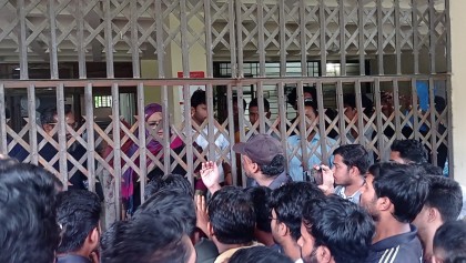 শিক্ষক সংকটে কুবি: ফার্মেসি বিভাগের শিক্ষার্থীদের প্রশাসনিক ভবনে তালা

