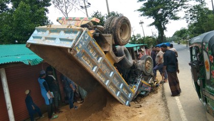 ডাম্পার উল্টে রোহিঙ্গা শ্রমিক নিহত