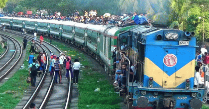 ট্রেন দুর্ঘটনা প্রতিরোধে সর্বসাধারণের সহযোগিতা চাইল রেলওয়ে মন্ত্রণালয়