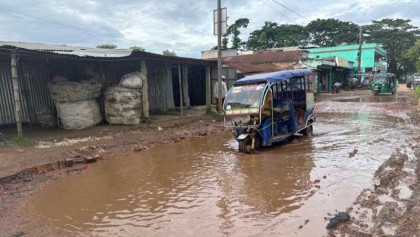 যোগাযোগে ধ্বস নেমেছে নবীগঞ্জ-মার্কুলী সড়কে