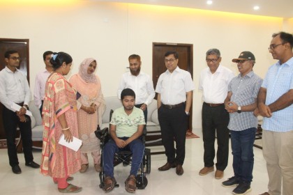 নজরুল বিশ্ববিদ্যালয়ে প্রতিবন্ধী শিক্ষার্থীর পাশে রূপালী ব্যাংক: হুইলচেয়ার প্রদান

