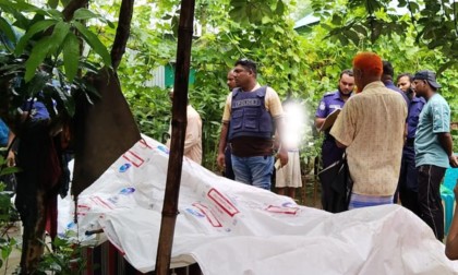 রায়পুরায় স্ত্রীর মাথায় অস্ত্র ঠেকিয়ে লাশ ছিনতাই অভিযোগ