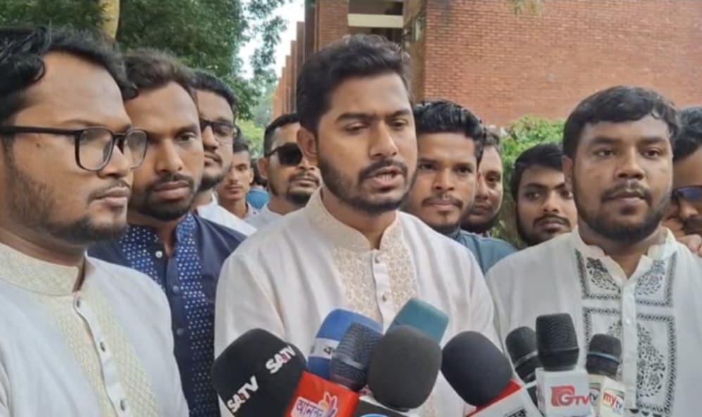 বাংলাদেশের আমলাতন্ত্রের কমন চরিত্র যেদিকে বৃষ্টি সেদিকে ছাতা: নুরুল হক নুর 

