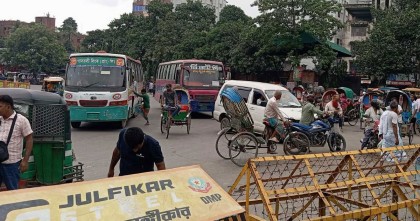 খামারবাড়ি ও আড়ং মোড়ে ডাইভারশন: মানিক মিয়ায় যান চলাচল বন্ধ