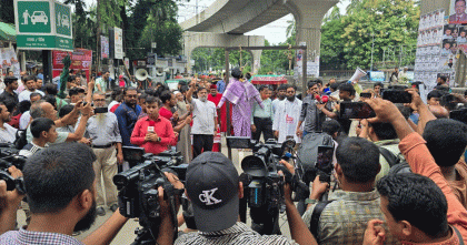 জনতার আদালতে প্রকাশ্যে হাসিনার প্রতীকী ফাঁসি কার্যকর