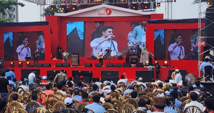 গানে গানে চলছে ‘৩৬ জুলাই উদযাপন’ অনুষ্ঠান