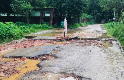 টানা বর্ষণে ক্ষতবিক্ষত লামা ব্যস্ততম সড়ক