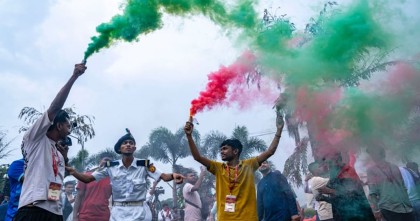 মানিক মিয়া অ্যাভিনিউতে ‘সরকার পতনের মুহূর্ত’ উদযাপন