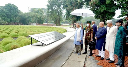 জুলাই স্মৃতি জাদুঘর পরিদর্শন করলেন ড. ইউনূস