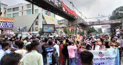 অধ্যাদেশের দাবিতে সায়েন্সল্যাব মোড় অবরোধ সাত কলেজ শিক্ষার্থীদের