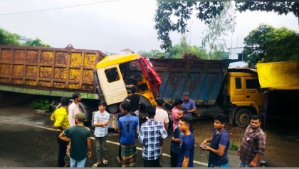 মিরসরাইয়ে দাঁড়িয়ে থাকা ড্রাম ট্রাকে লরির ধাক্কা, হেলপার নিহত