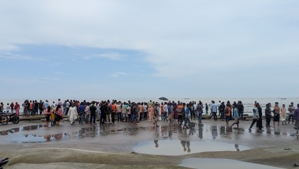 কুয়াকাটায় ঢেউয়ের তোড়ে ভেসে গেল খুলনার কিশোর, চলছে উদ্ধার অভিযান