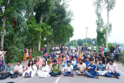 রবীন্দ্র বিশ্ববিদ্যালয়ের স্থায়ী ক্যাম্পাস দাবি: মহাসড়কে অবস্থান ও প্রতিবাদ