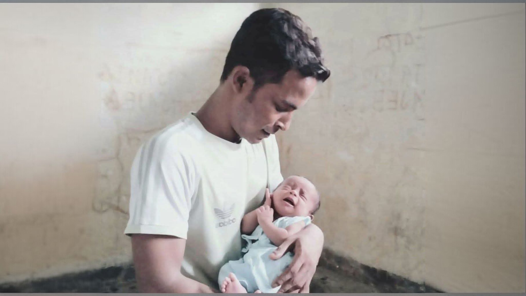 হাজতখানায় সন্তানের সাথে ছাত্রলীগ নেতার ছবি ভাইরাল, দুই পুলিশ সদস্য ক্লোজড