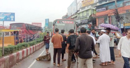 স্বাস্থ্যখাতের সিন্ডিকেট ভাঙতে বরিশালে ছাত্র-জনতার ব্লকেড কর্মসূচি