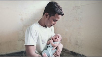 হাজতখানায় সন্তানের সাথে ছাত্রলীগ নেতার ছবি ভাইরাল, দুই পুলিশ সদস্য ক্লোজড