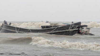 কুয়াকাটা সৈকতে ভেসে এলো নিখোঁজ জেলের মরদেহসহ ডুবে যাওয়া ট্রলার