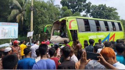 শাহজাদপুরে বাসচাপায় ভ্যানচালক নিহত, আহত ১০

